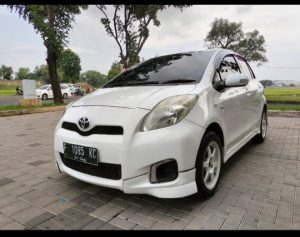 Suzuki Yaris E MT 2013